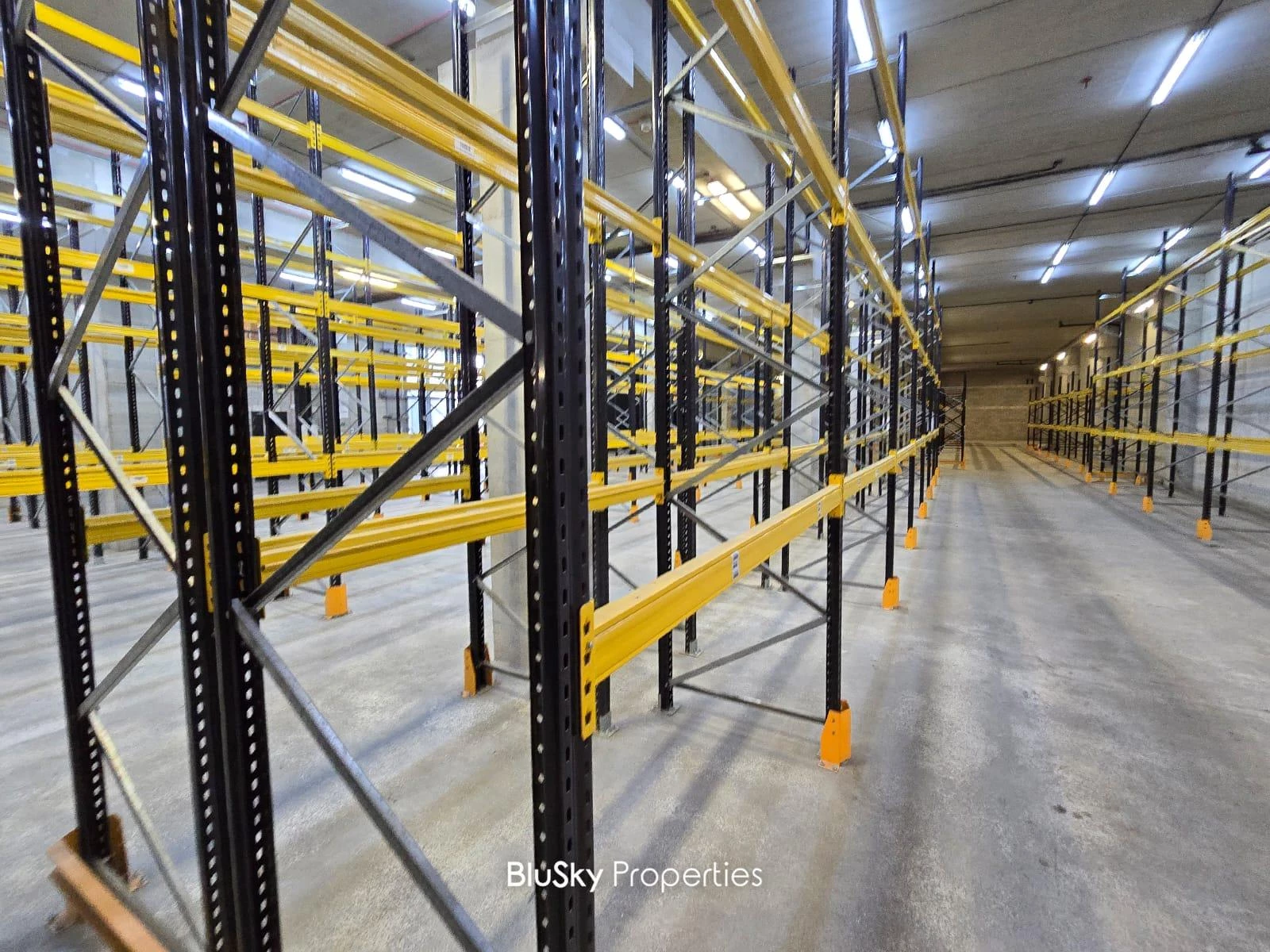Warehouse 1,800m² for Rent in Ras El Dekweneh — photo 3