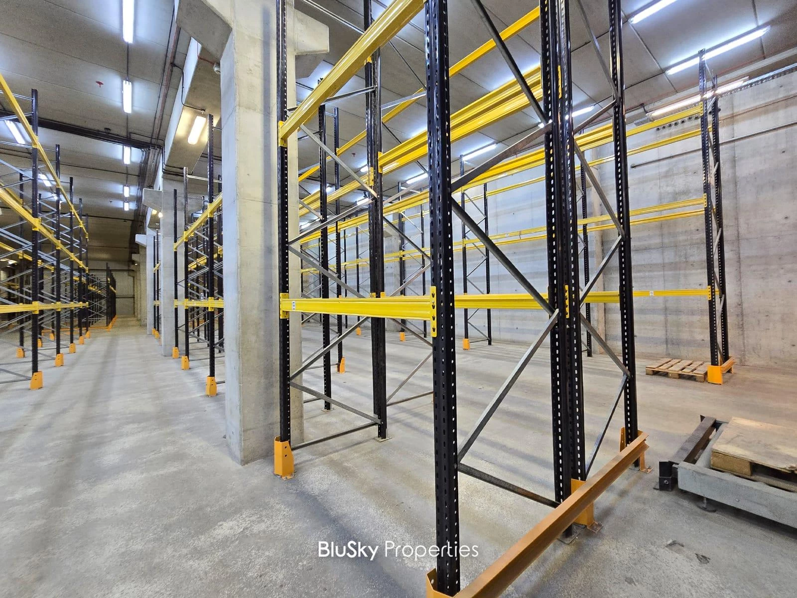 Warehouse 1,800m² for Rent in Ras El Dekweneh — photo 4