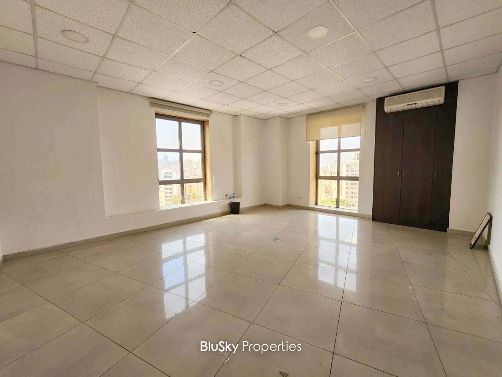 Office 260m² for Rent in Dekweneh