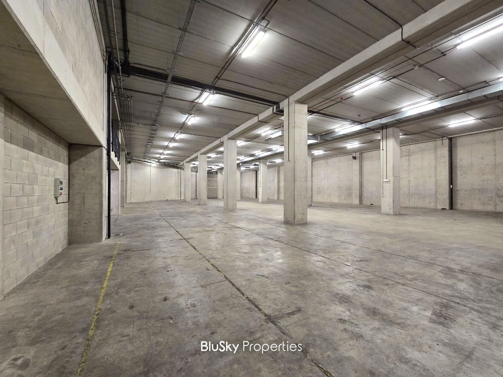 Warehouse 4000m² for Rent in Ras El Dekweneh — photo 2