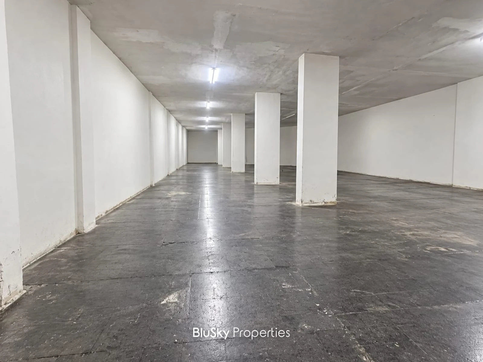 Warehouse 500m² for Sale in Dekweneh