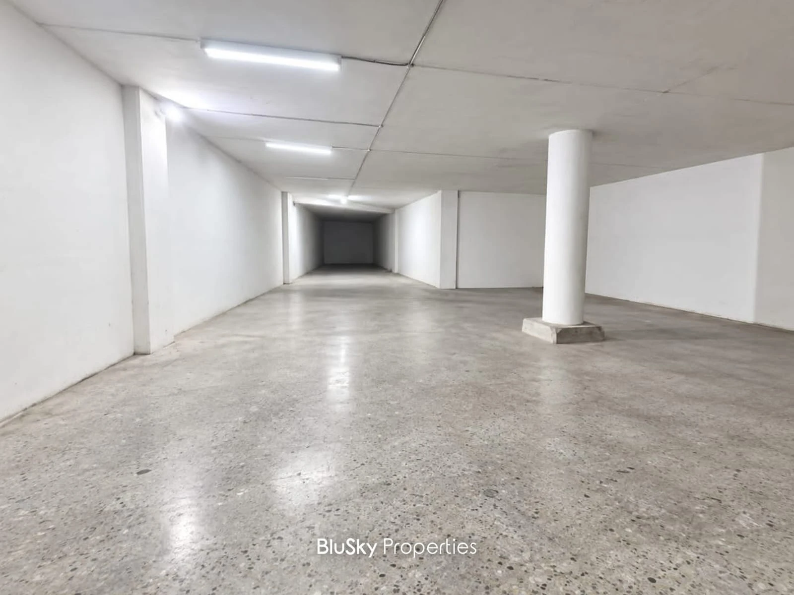 Warehouse 570m² for Sale in Dekweneh