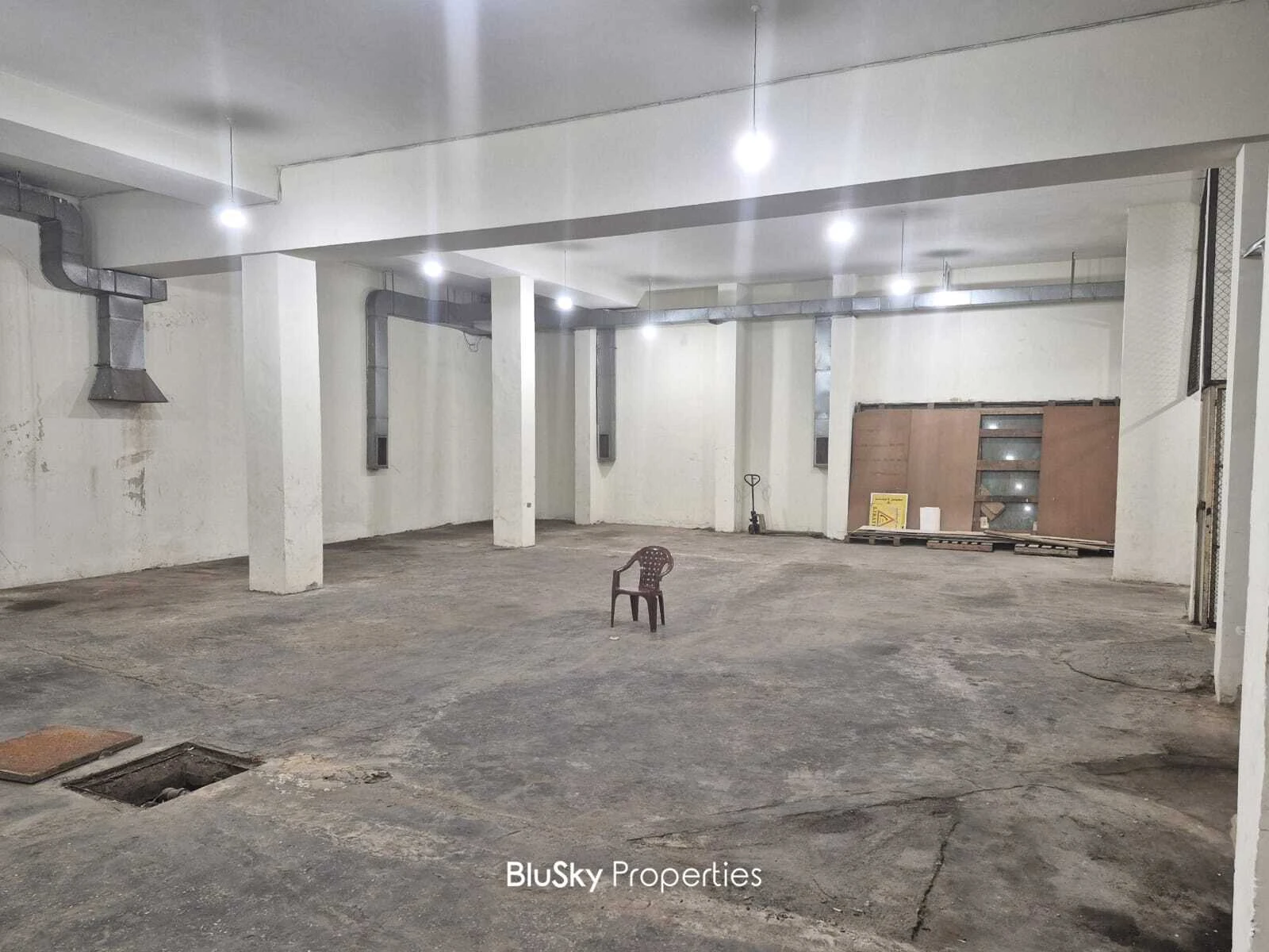 Warehouse 600m² for Rent in Dekweneh — الصورة 1