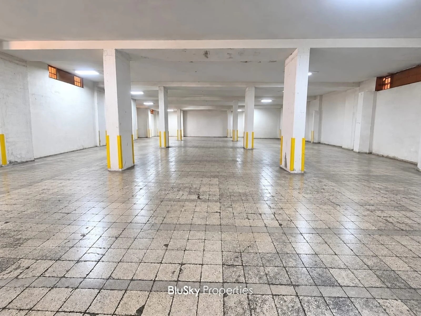 Warehouse 700m² for Sale in Dekweneh