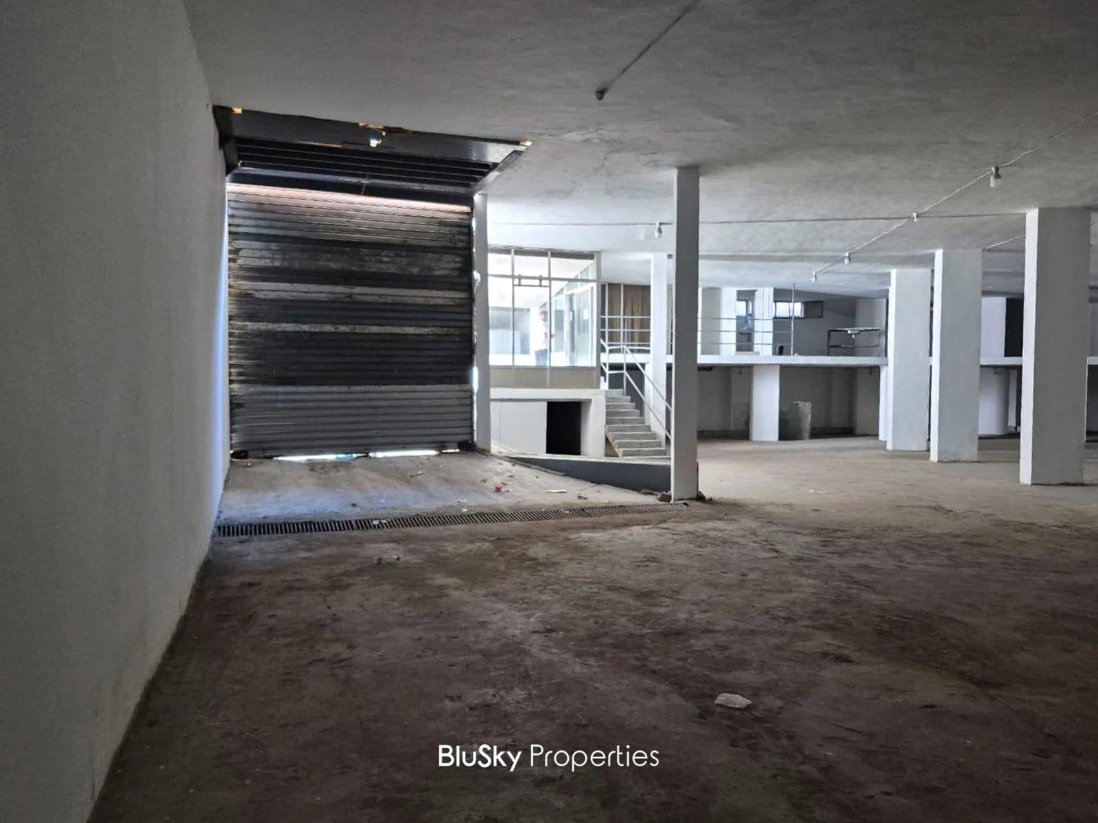 Warehouse 830m² for Rent in Dekweneh — الصورة 2