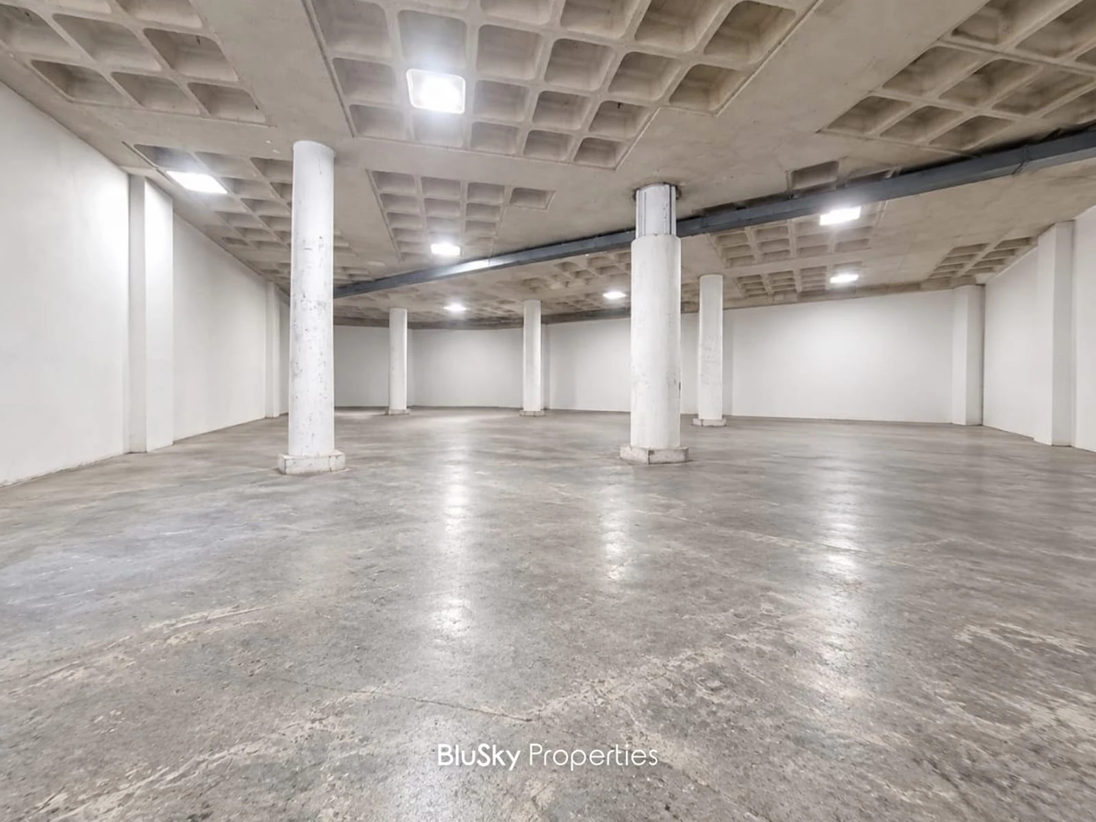 Warehouse 840m² for Sale in Dekweneh