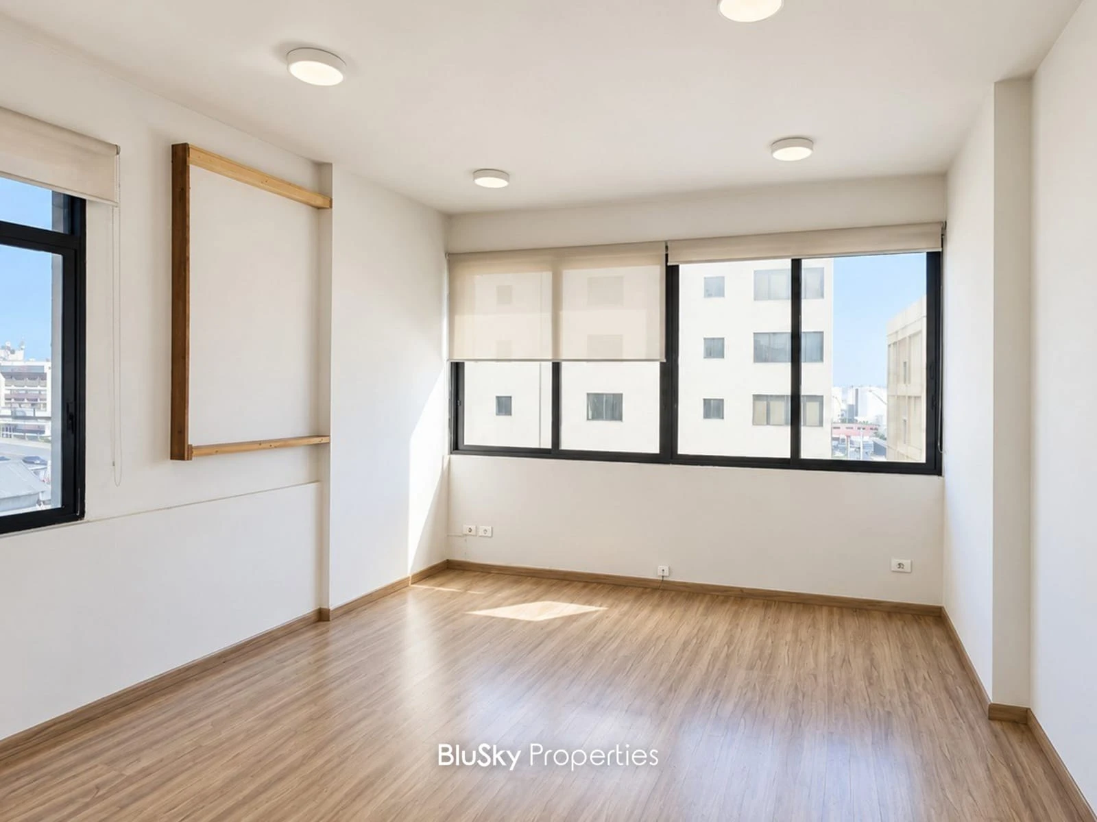 Office 170m² with City View for Sale in Dora