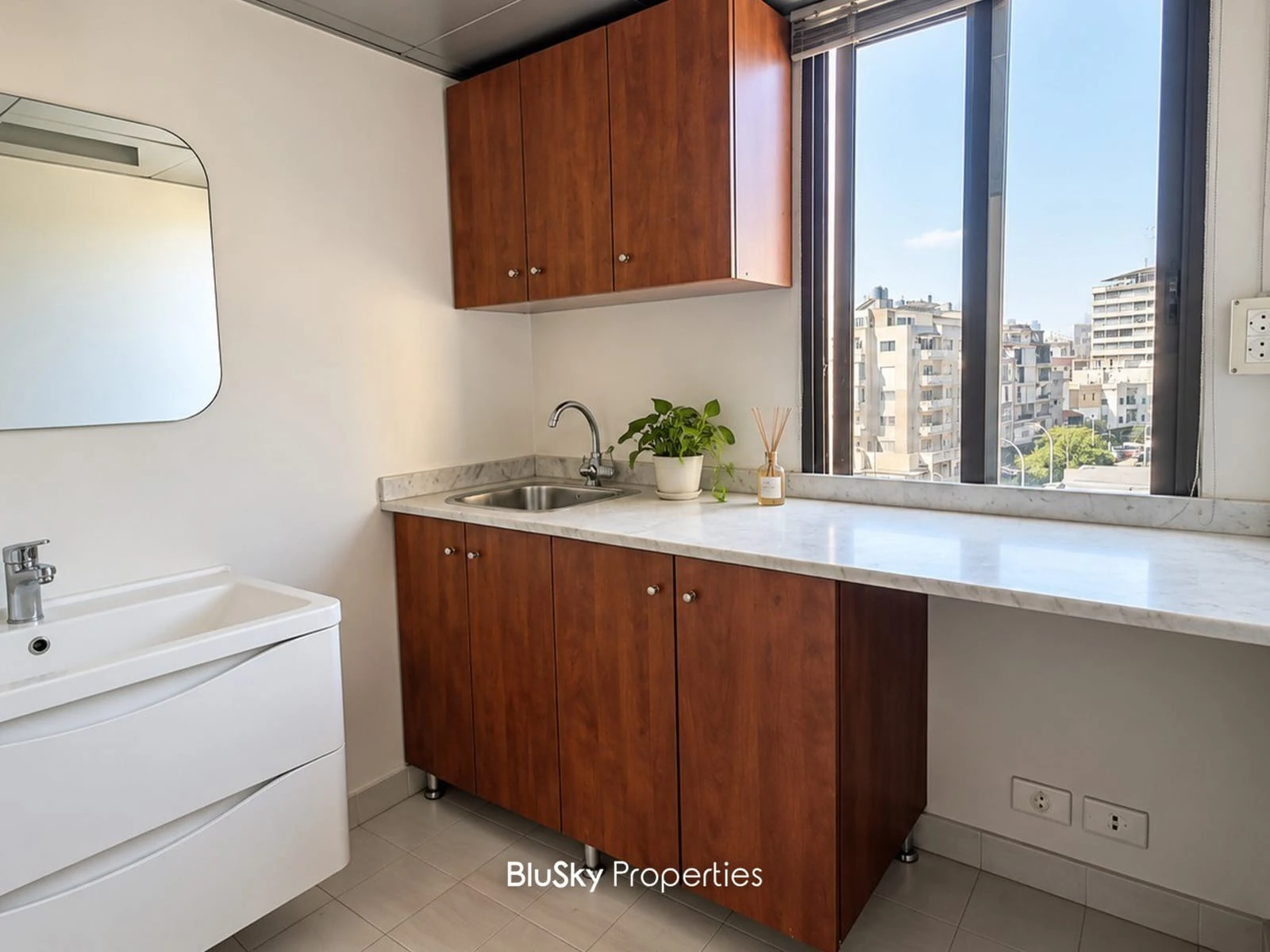 Office 170m² with City View for Sale in Dora — الصورة 4