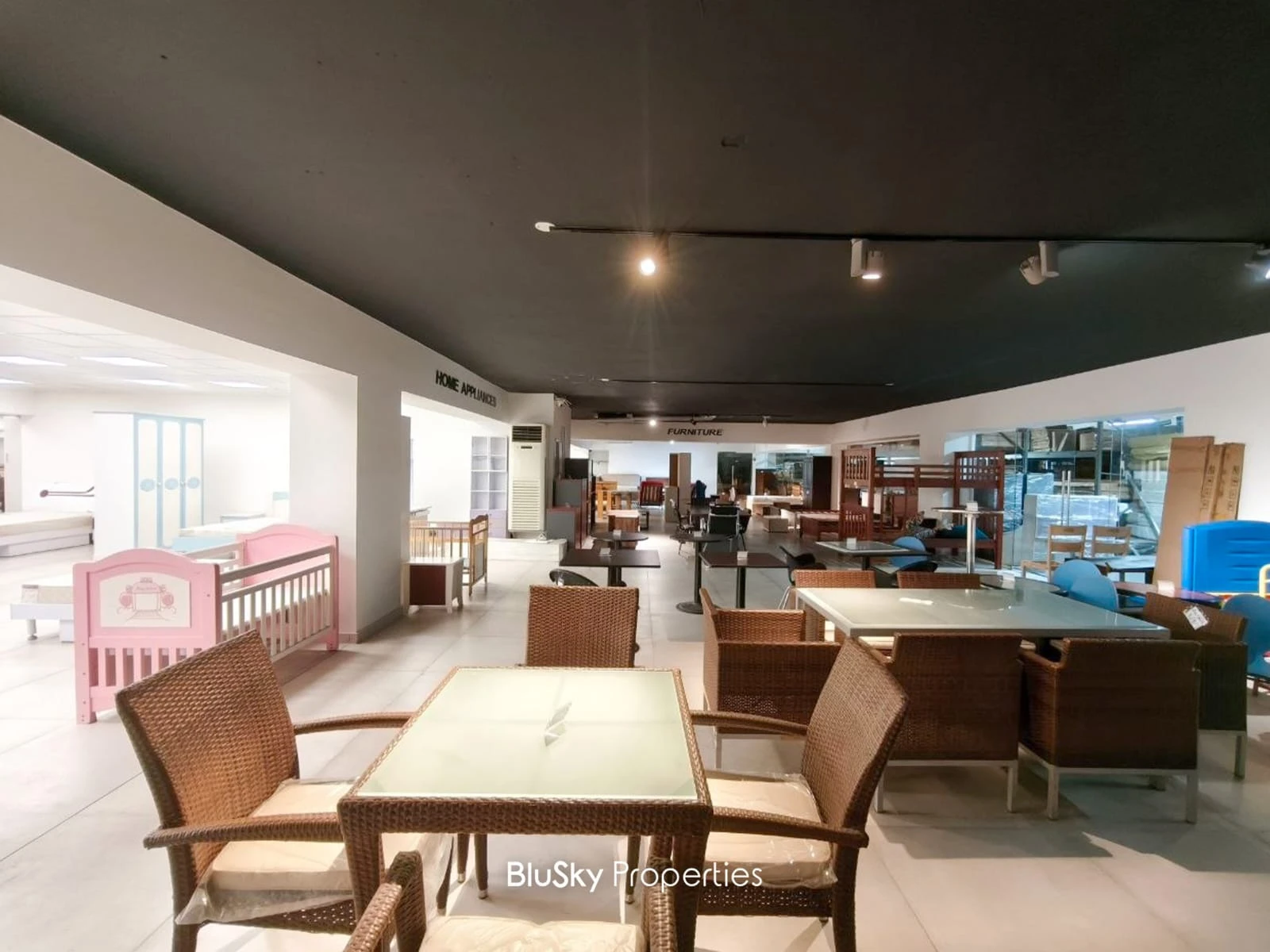 Showroom 2,000m² for Rent in Dora — الصورة 2