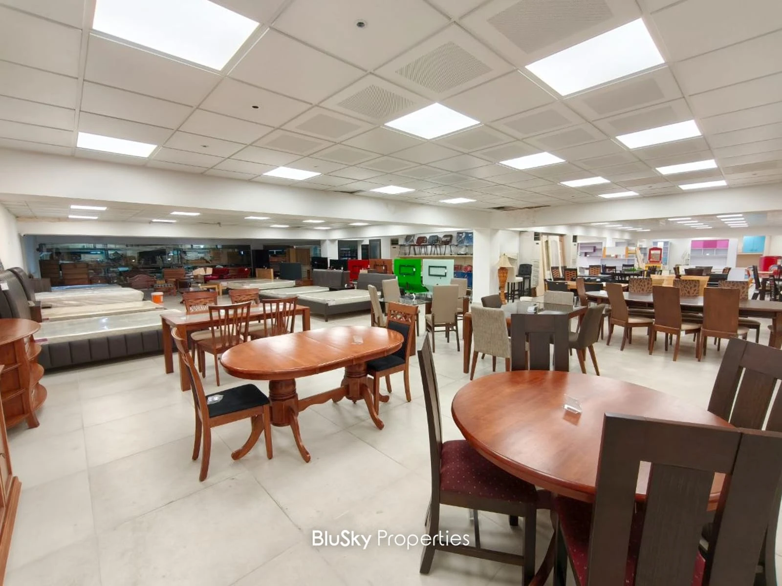 Showroom 2,000m² for Rent in Dora — الصورة 3