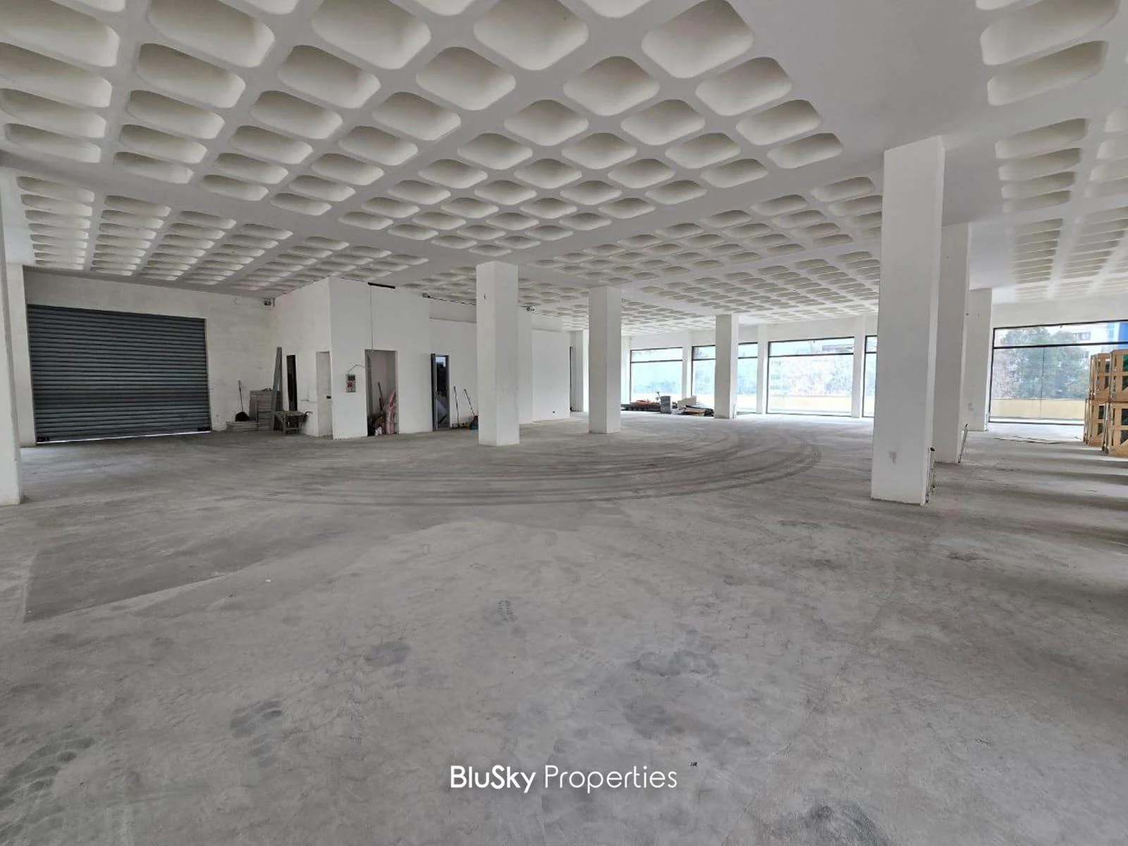 Showroom 500m² Terrace for Rent in Dora