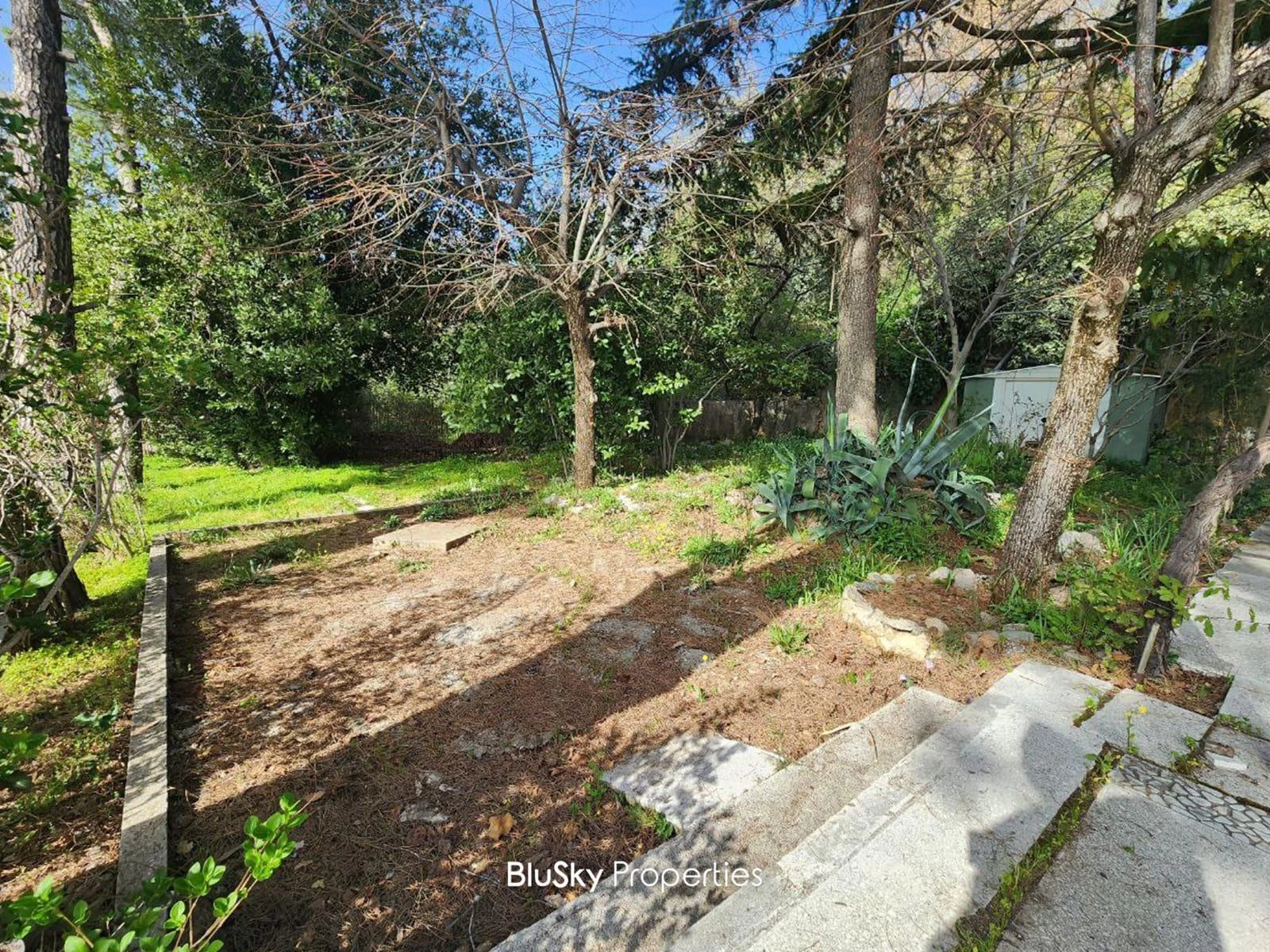 Land 1,400m² Commercial for Sale in Daher El Souwen — الصورة 2