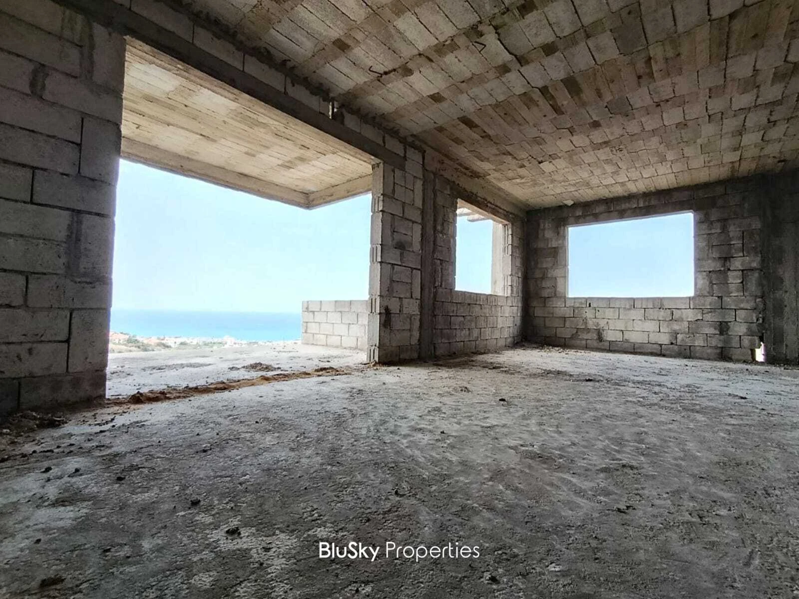Building 3390m² for Sale in Edde