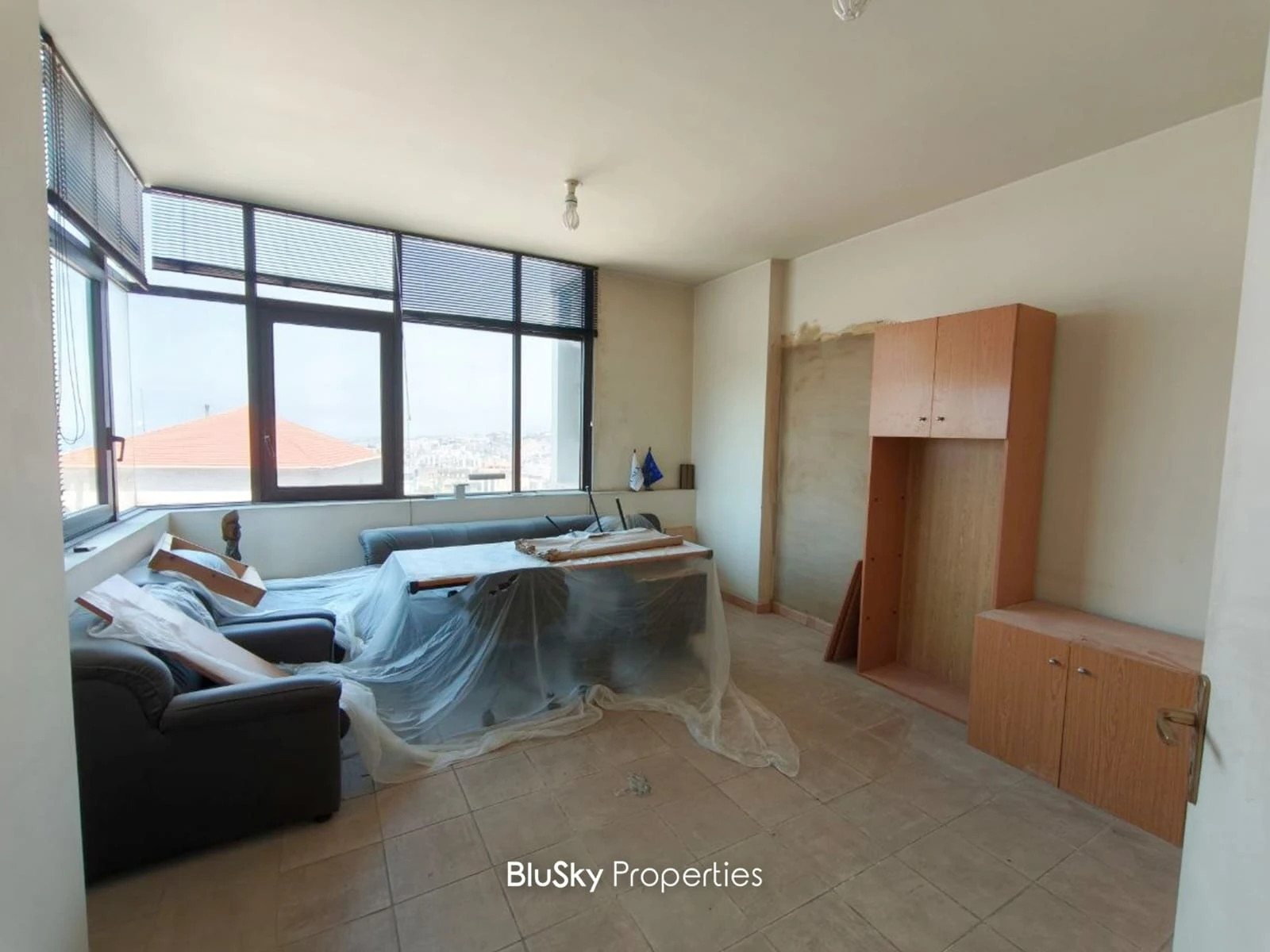 Office 100m² for Rent in Fanar