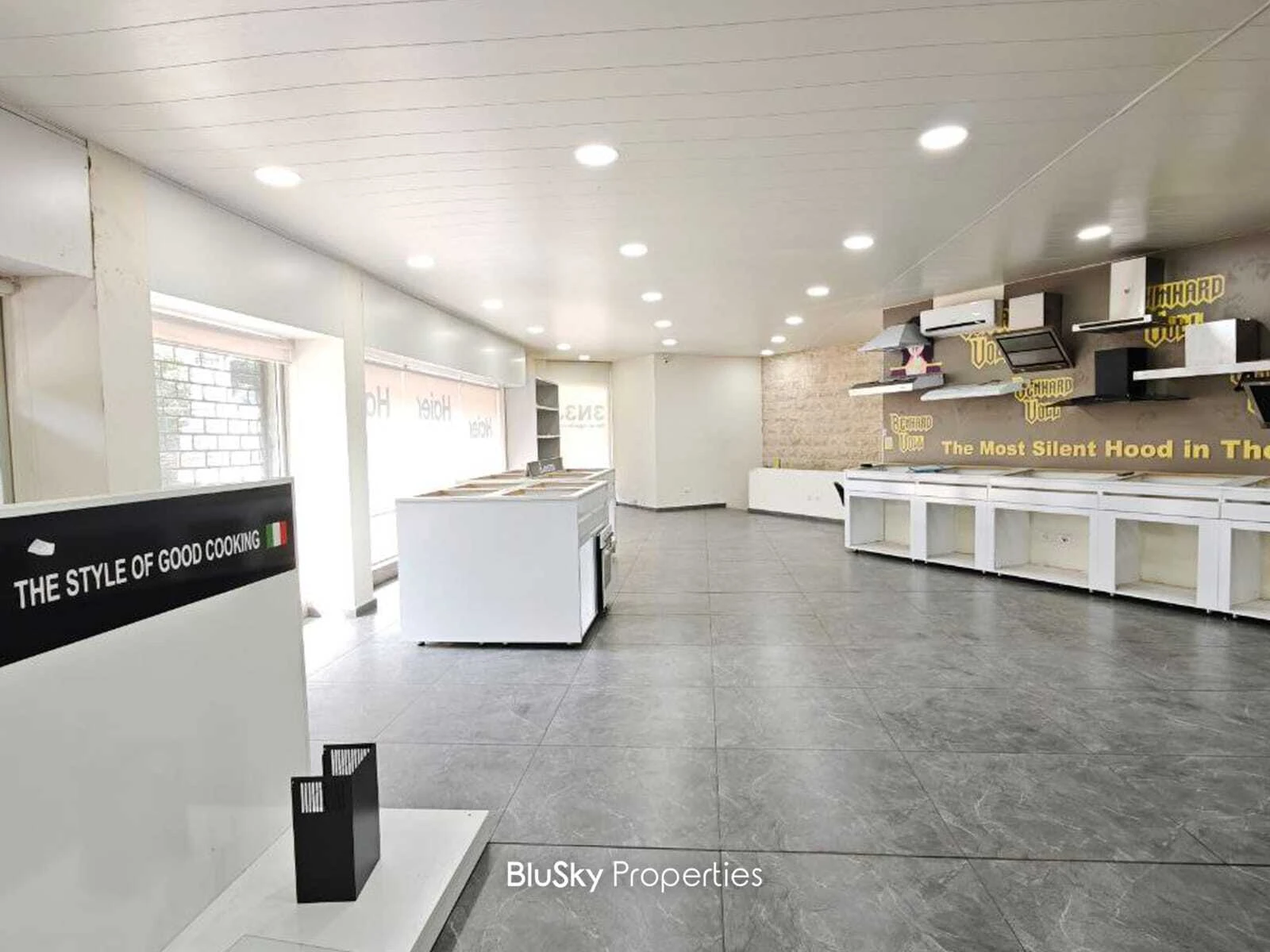 Showroom 160m² for Rent in Fanar