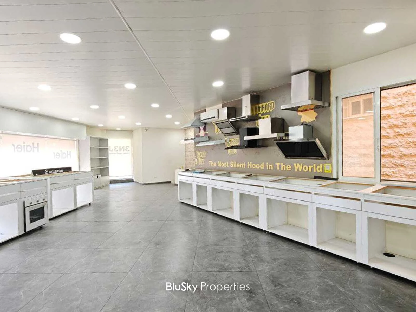 Showroom 160m² for Rent in Fanar — الصورة 2