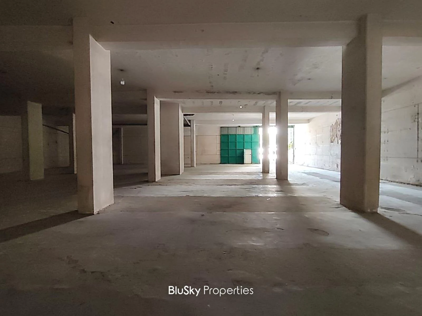Warehouse 650m² for Rent in Fanar