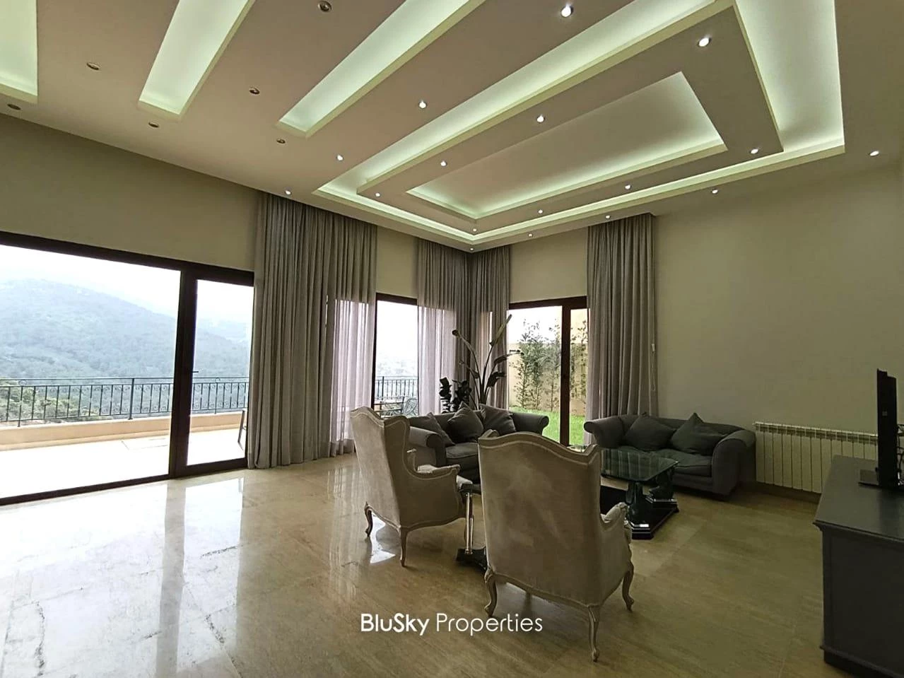 Villa 300m² Garden for Rent in Fatqa
