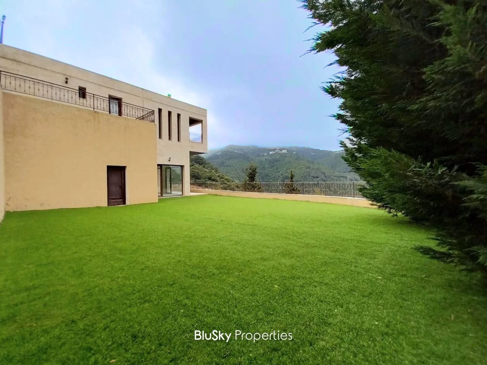 Villa 450m² with Garden for Rent in Fatqa