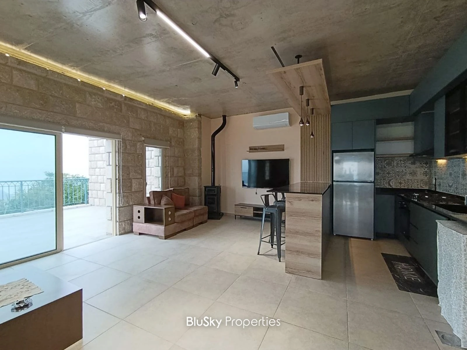 Stand Alone House 70m² with Terrace for Rent in Fatre — الصورة 1