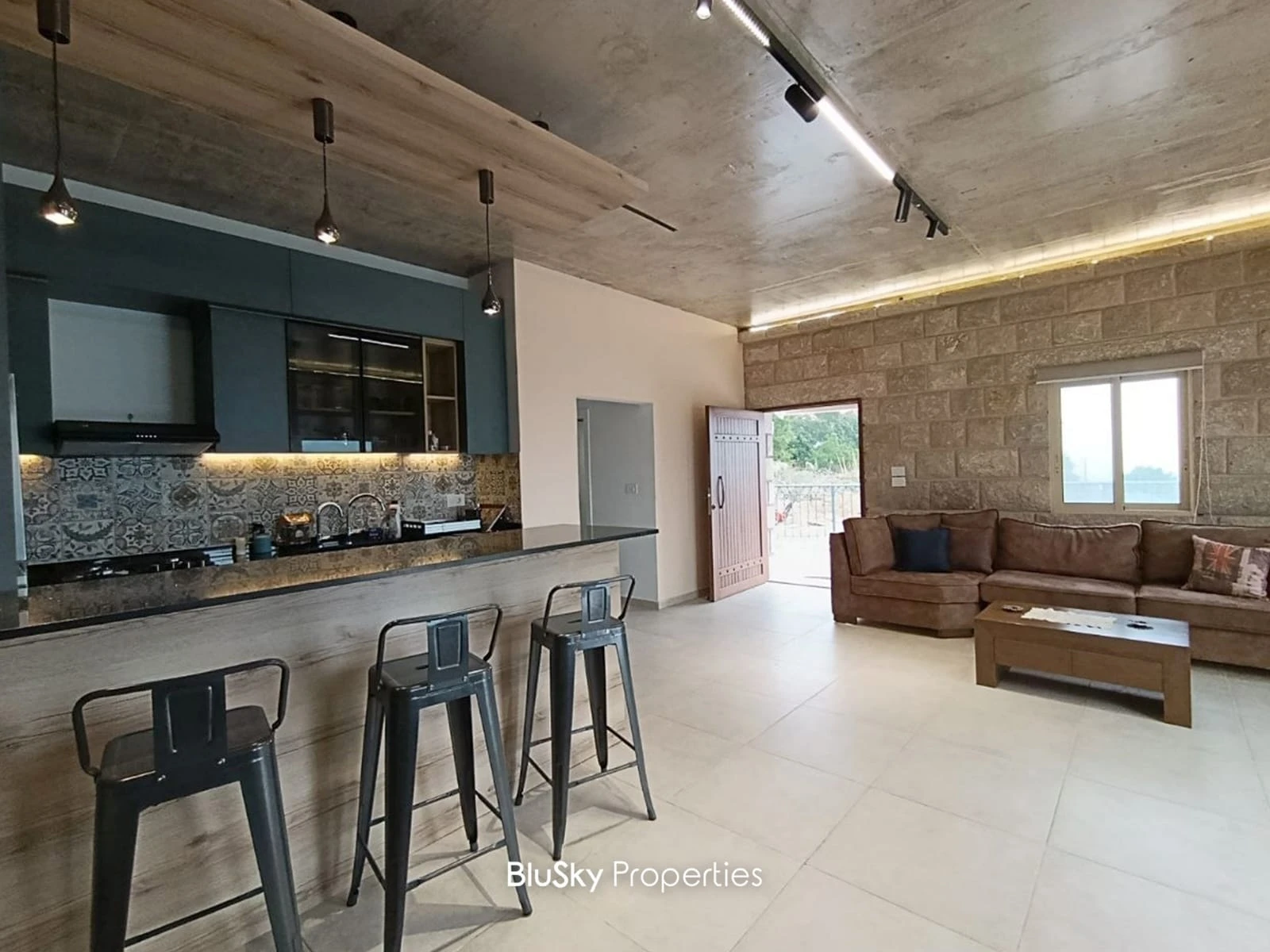 Stand Alone House 70m² with Terrace for Rent in Fatre — الصورة 4