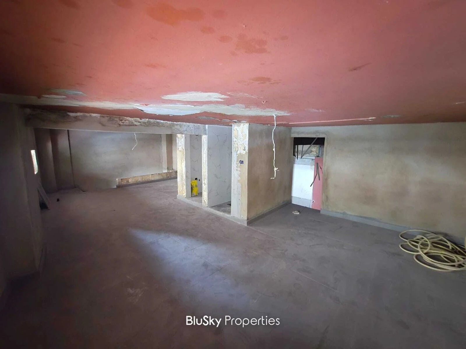 Shop 110m² Mezzanine for Rent in Furn El Chebbak — الصورة 2