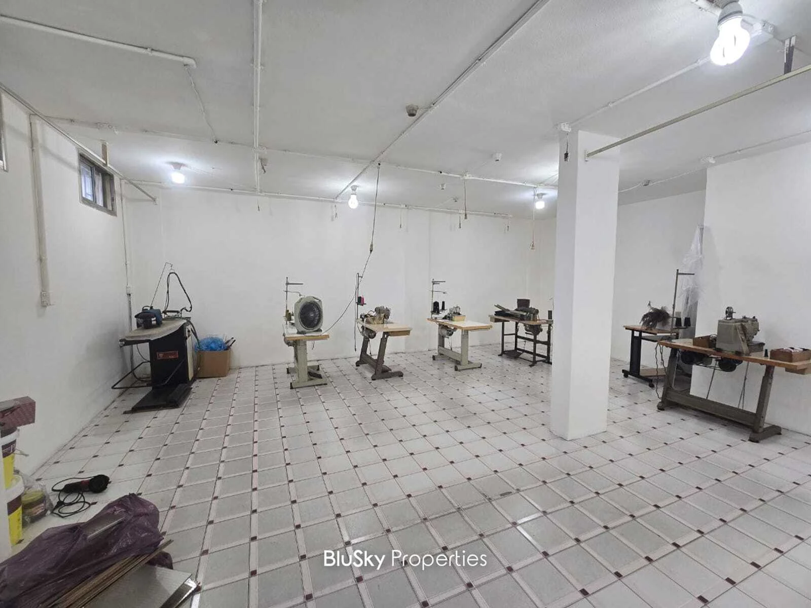 Shop 120m² for Sale in Furn El Chebbak