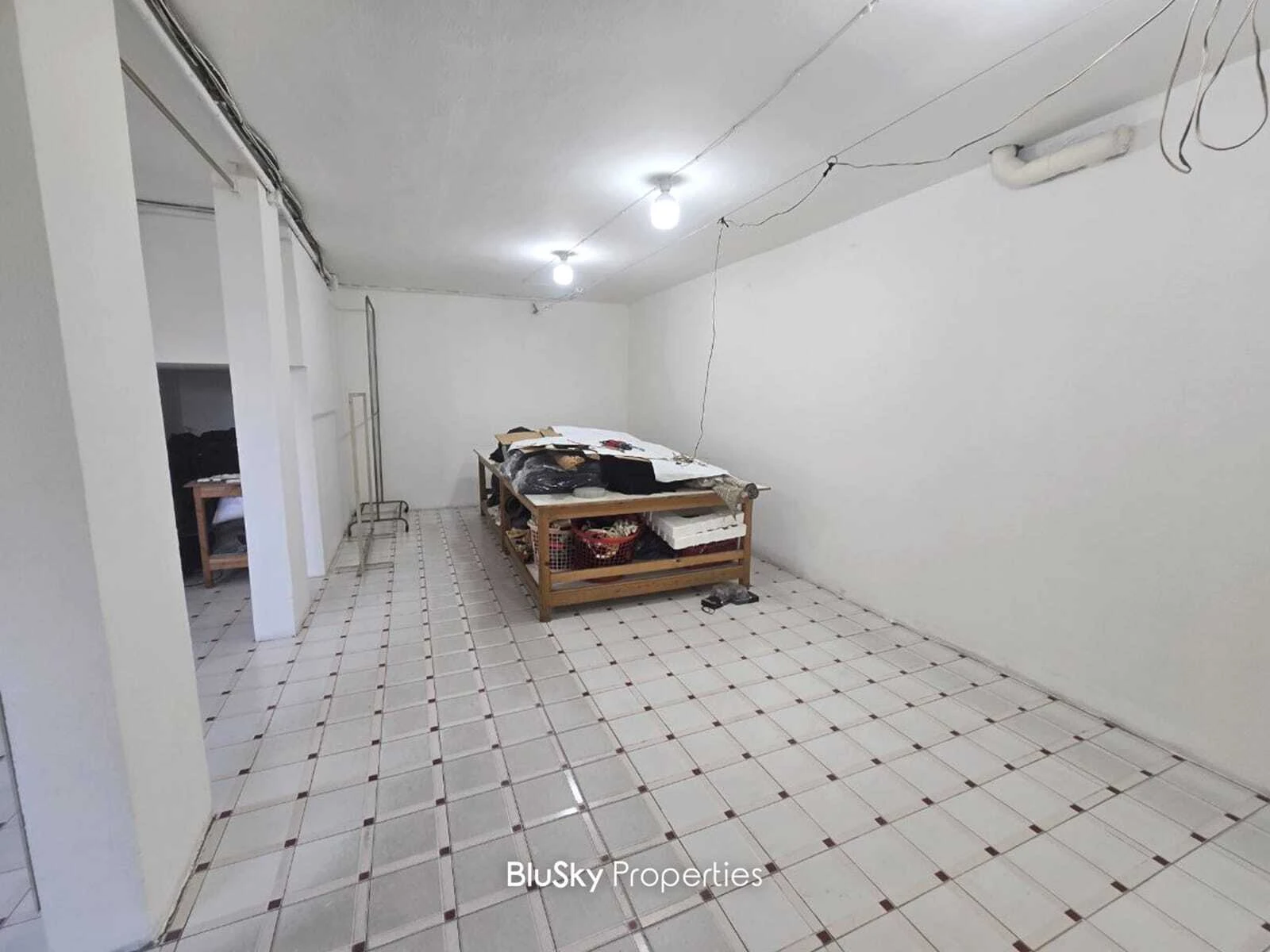 Shop 120m² for Sale in Furn El Chebbak — photo 2