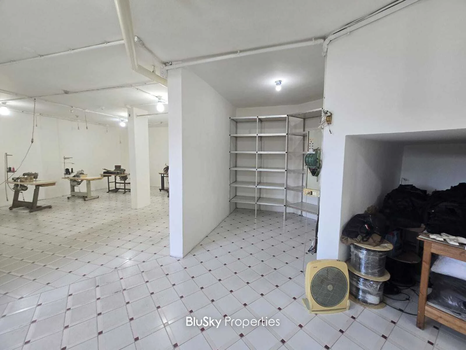 Shop 120m² for Sale in Furn El Chebbak — photo 3