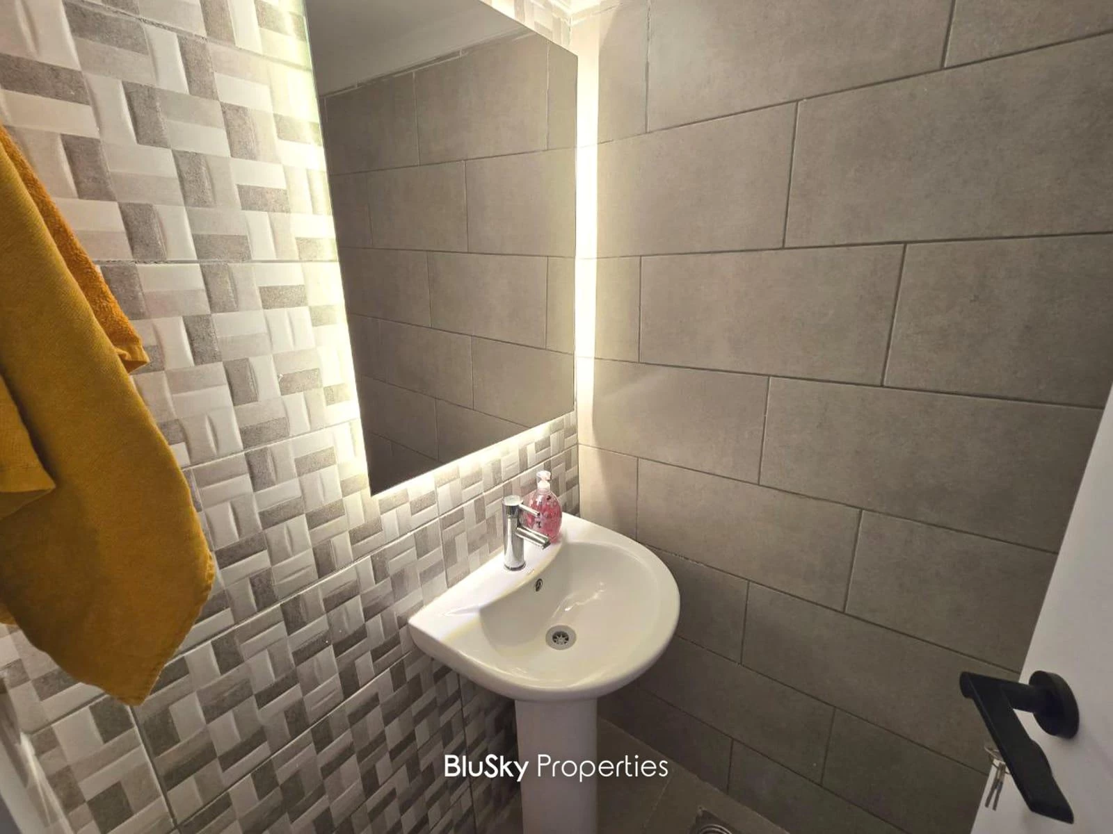 Apartment 120m² for Sale in Furn El Chebback — photo 5