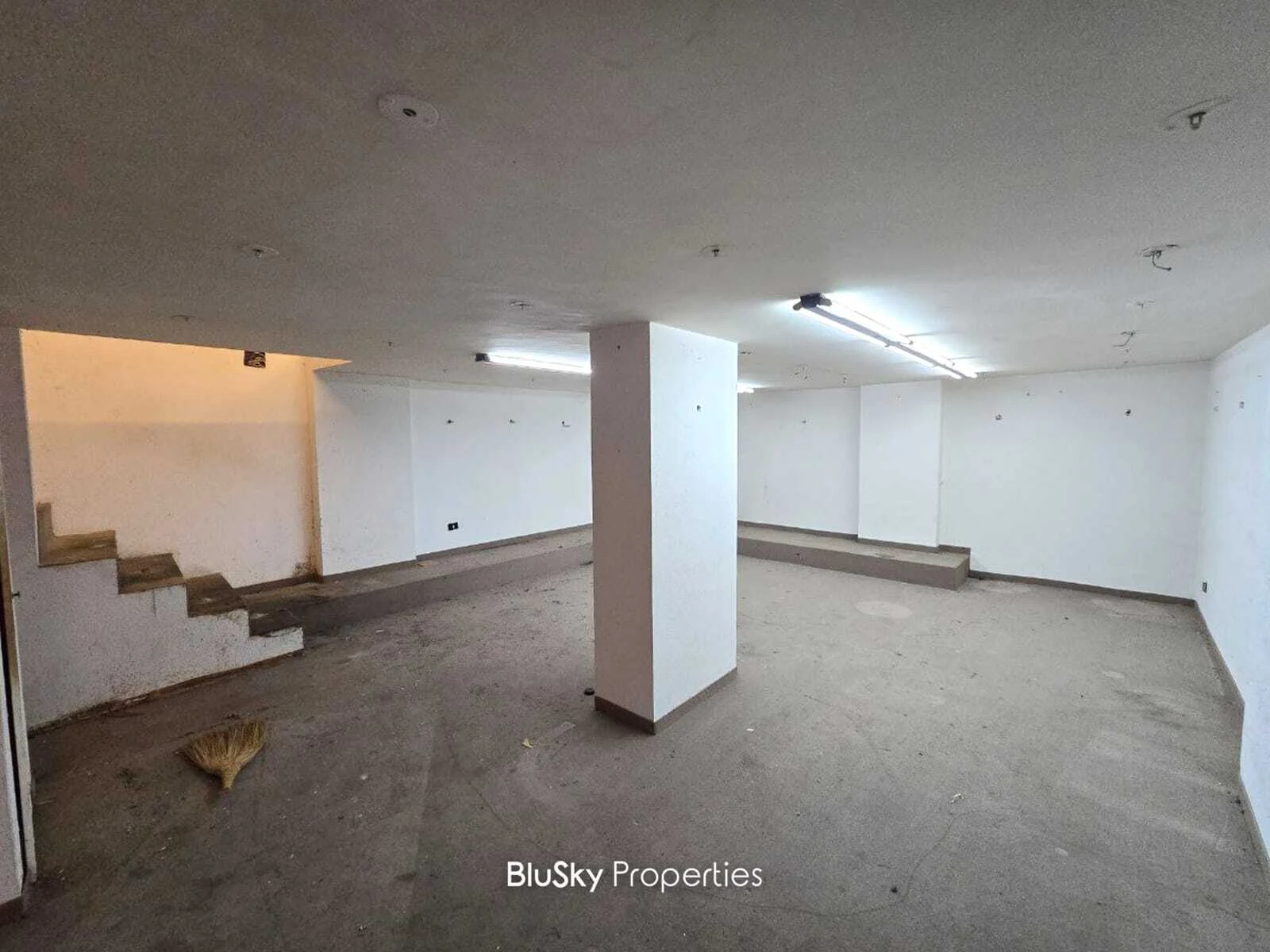 Shop 170m² Mezzanine for Rent in Furn El Chebbak — photo 2