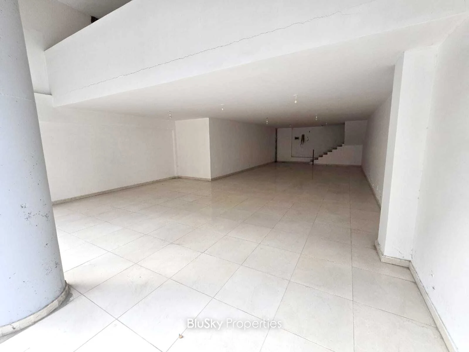 Shop 170m² Mezzanine for Sale in Furn El Chebbak
