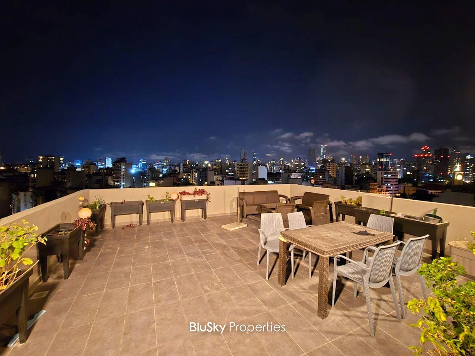Triplex 230m² Terrace for Rent in Furn El Chebback — photo 3