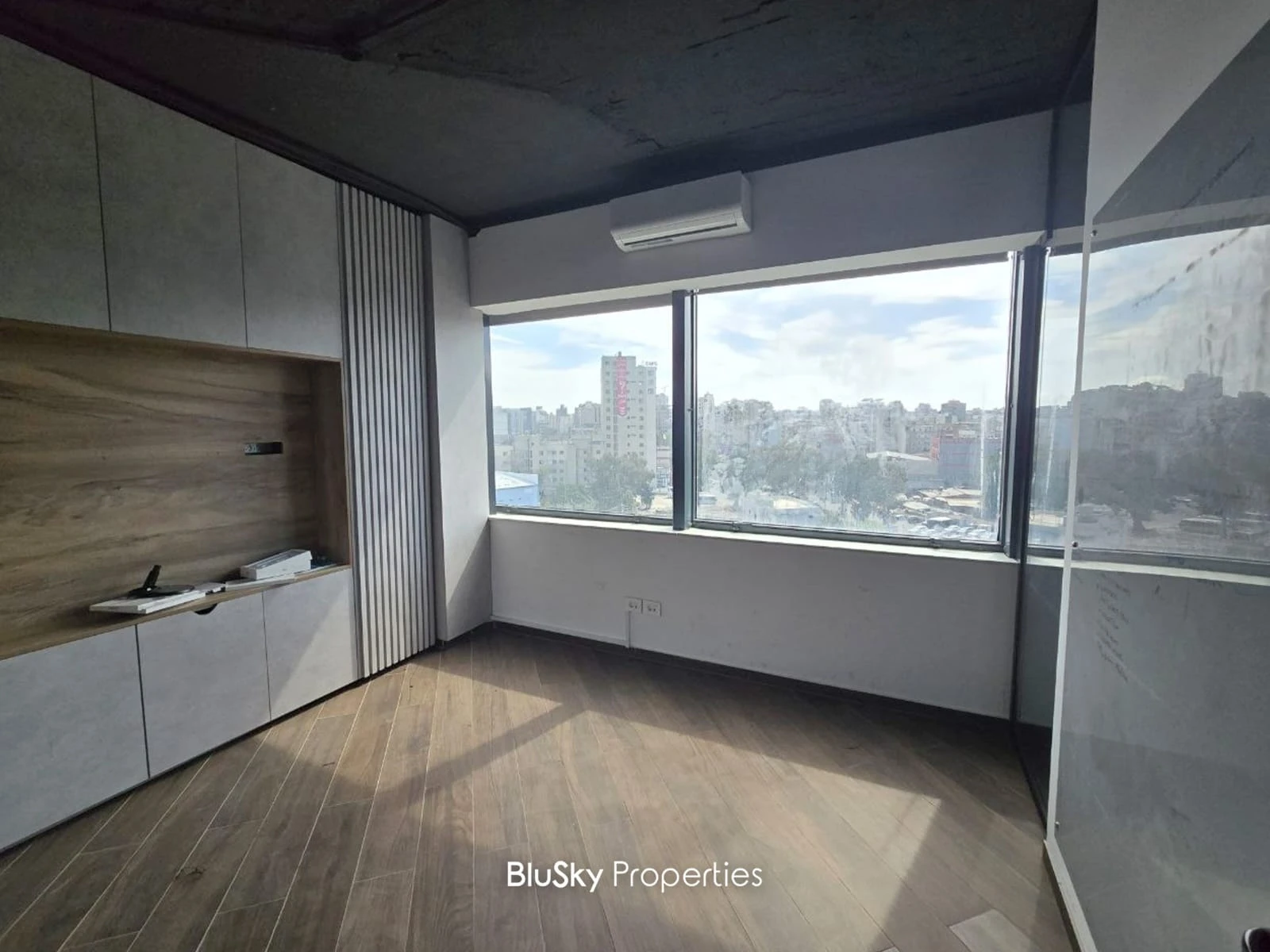 Office 440m² with City View for Rent in Furn El Chebbak — الصورة 2