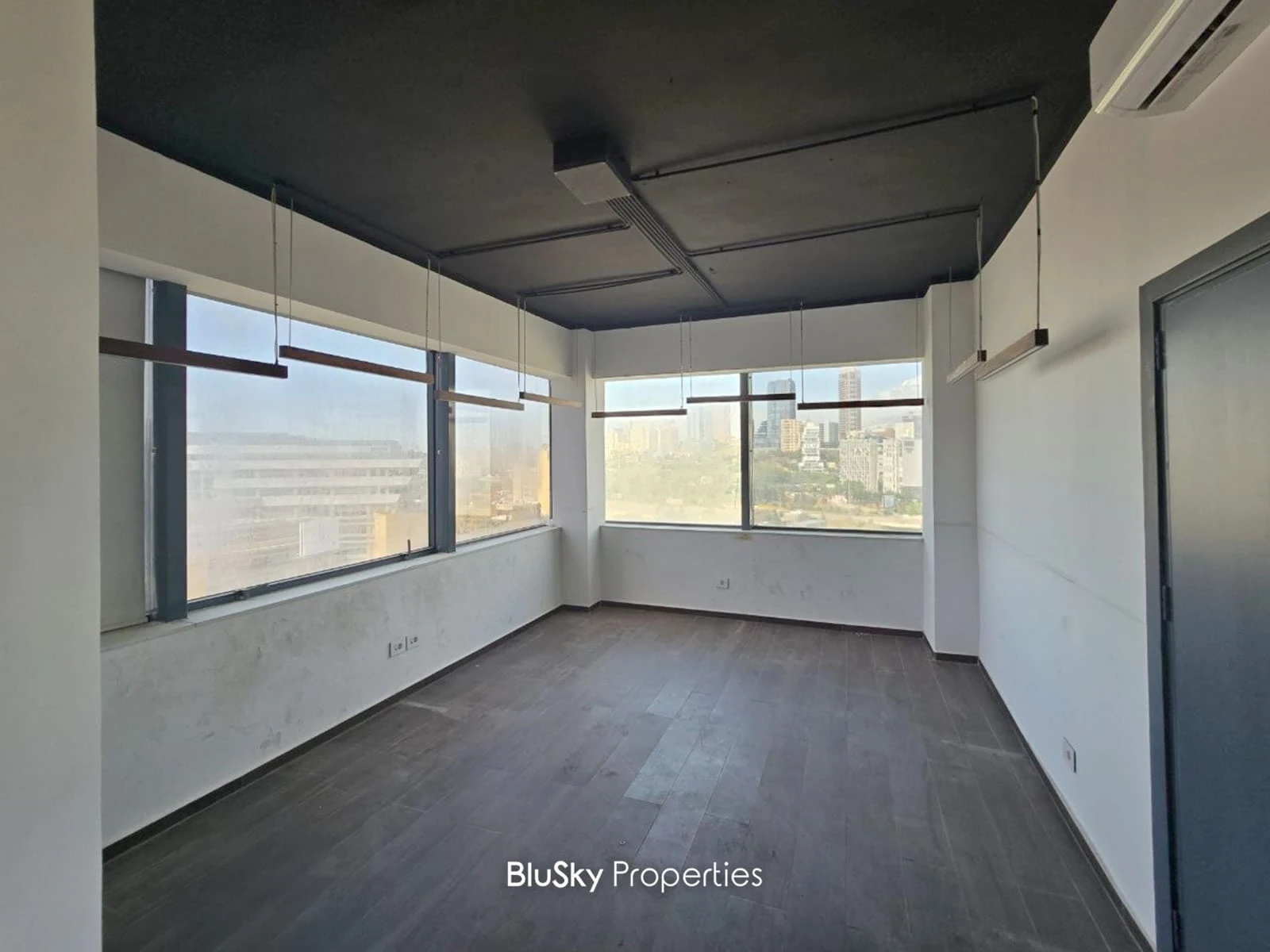 Office 440m² with City View for Rent in Furn El Chebbak — الصورة 3