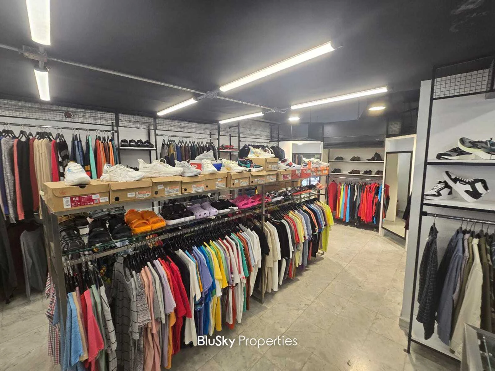 Shop 535m² Triplex for Sale in Furn El Chebbak — الصورة 3
