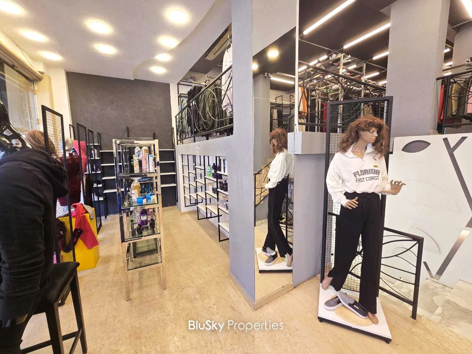 Shop 535m² Triplex for Sale in Furn El Chebbak — الصورة 5