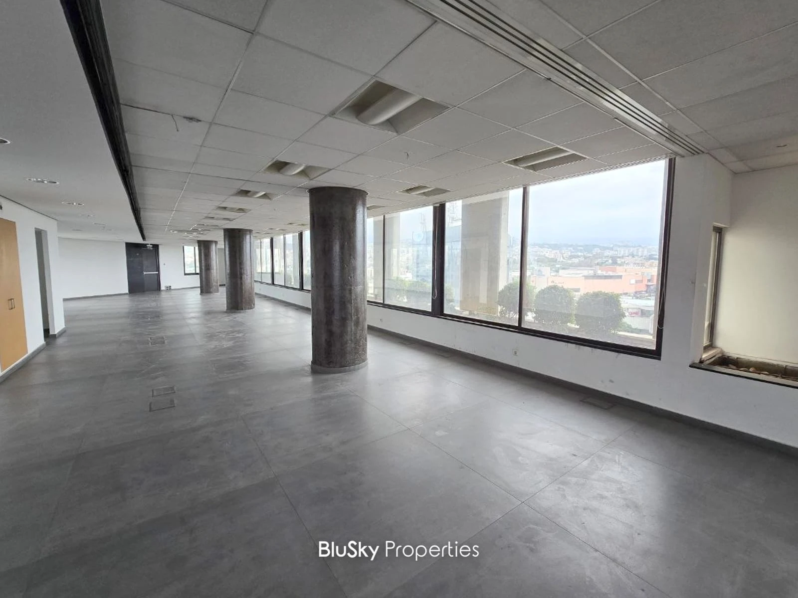 Office 540m² with Mountain View for Rent in Furn El Chebbak — الصورة 1