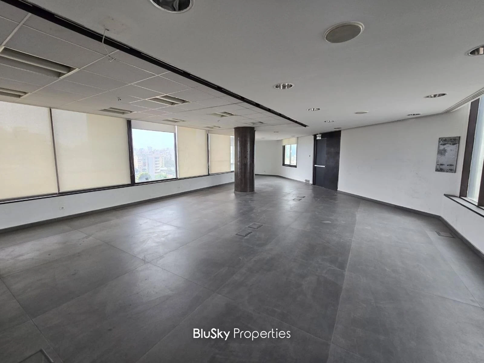 Office 540m² with Mountain View for Rent in Furn El Chebbak — الصورة 2