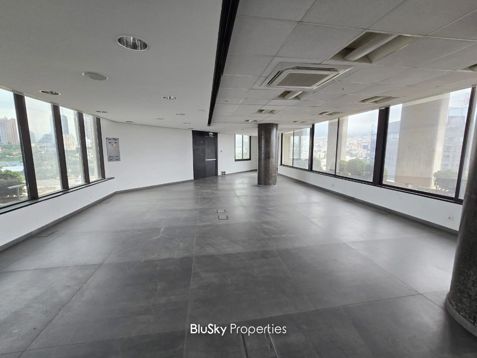 Office 540m² with Mountain View for Rent in Furn El Chebbak — الصورة 4