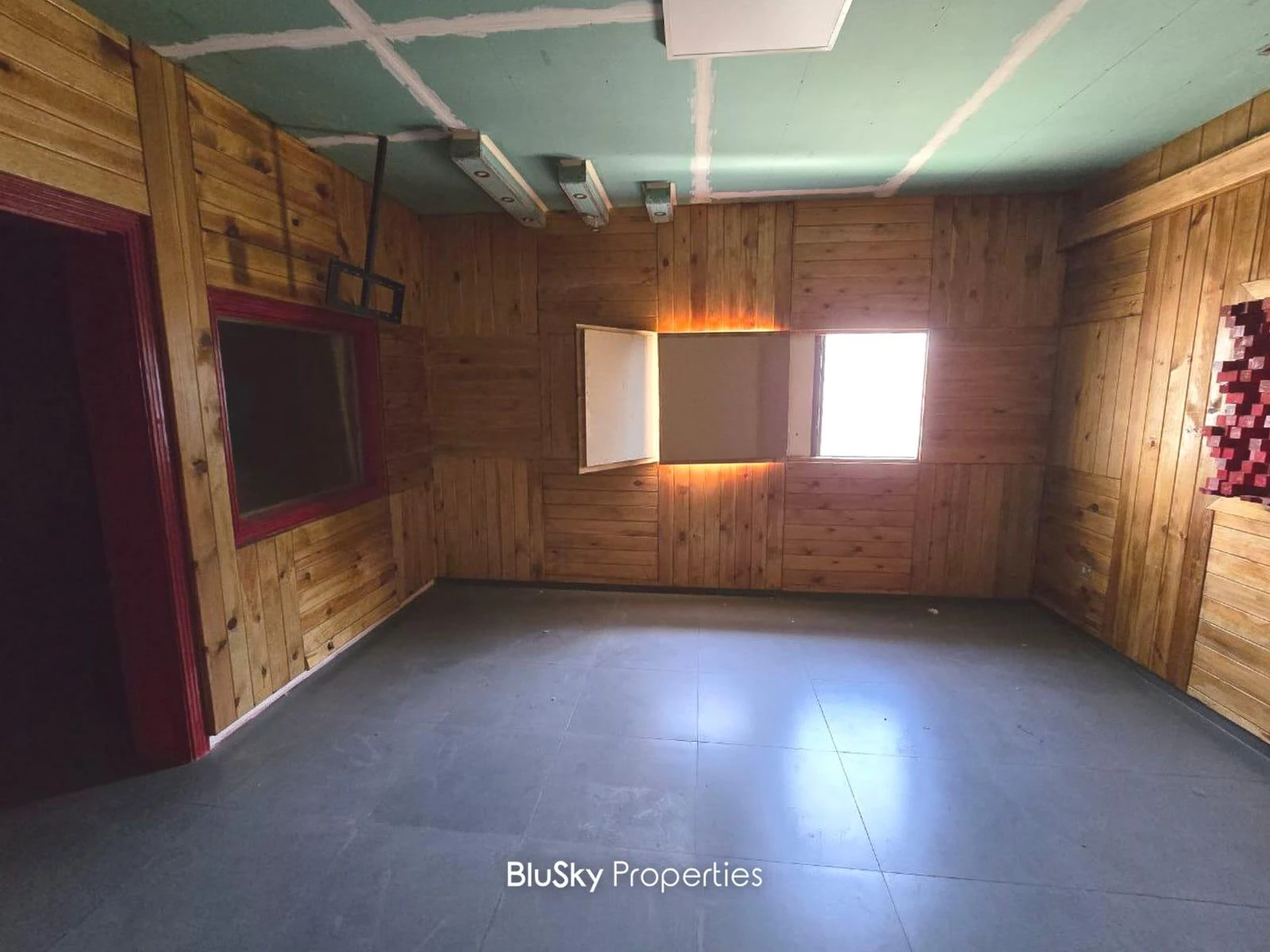 Office 60m² for Rent in Furn El Chebback