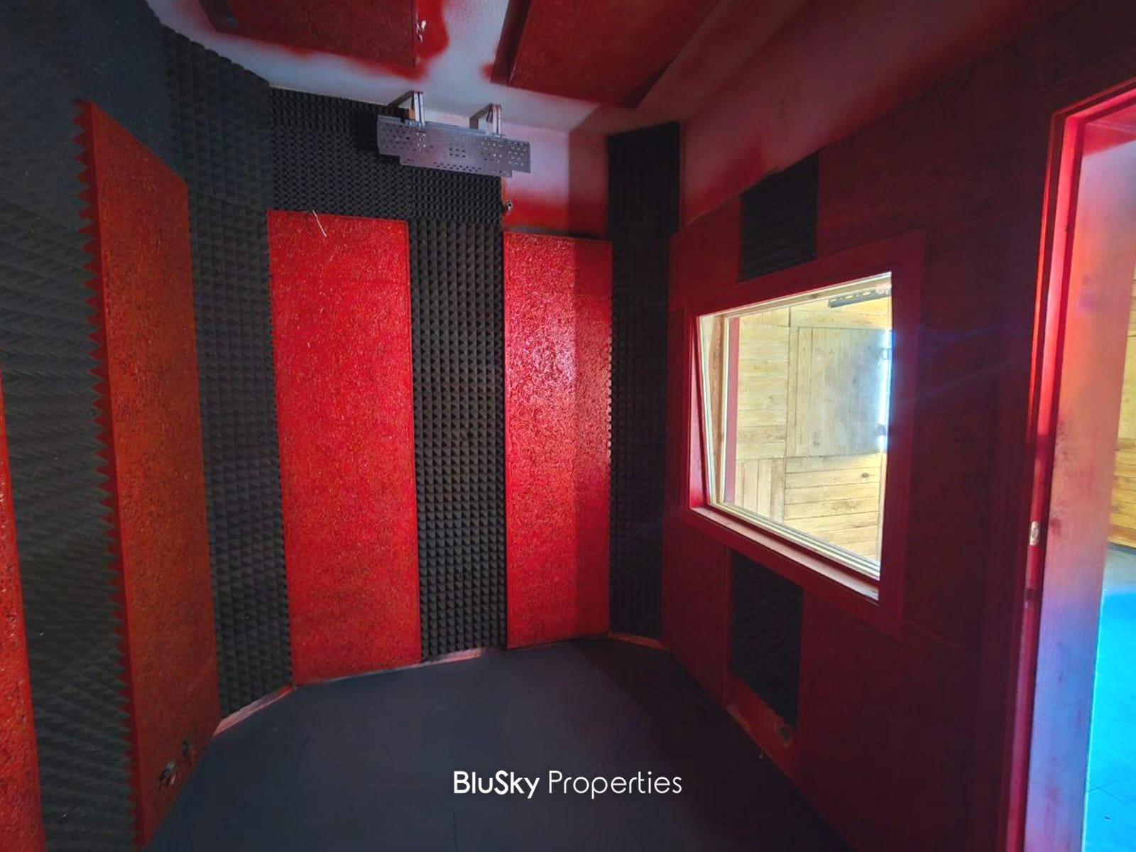 Office 60m² for Rent in Furn El Chebback — الصورة 2