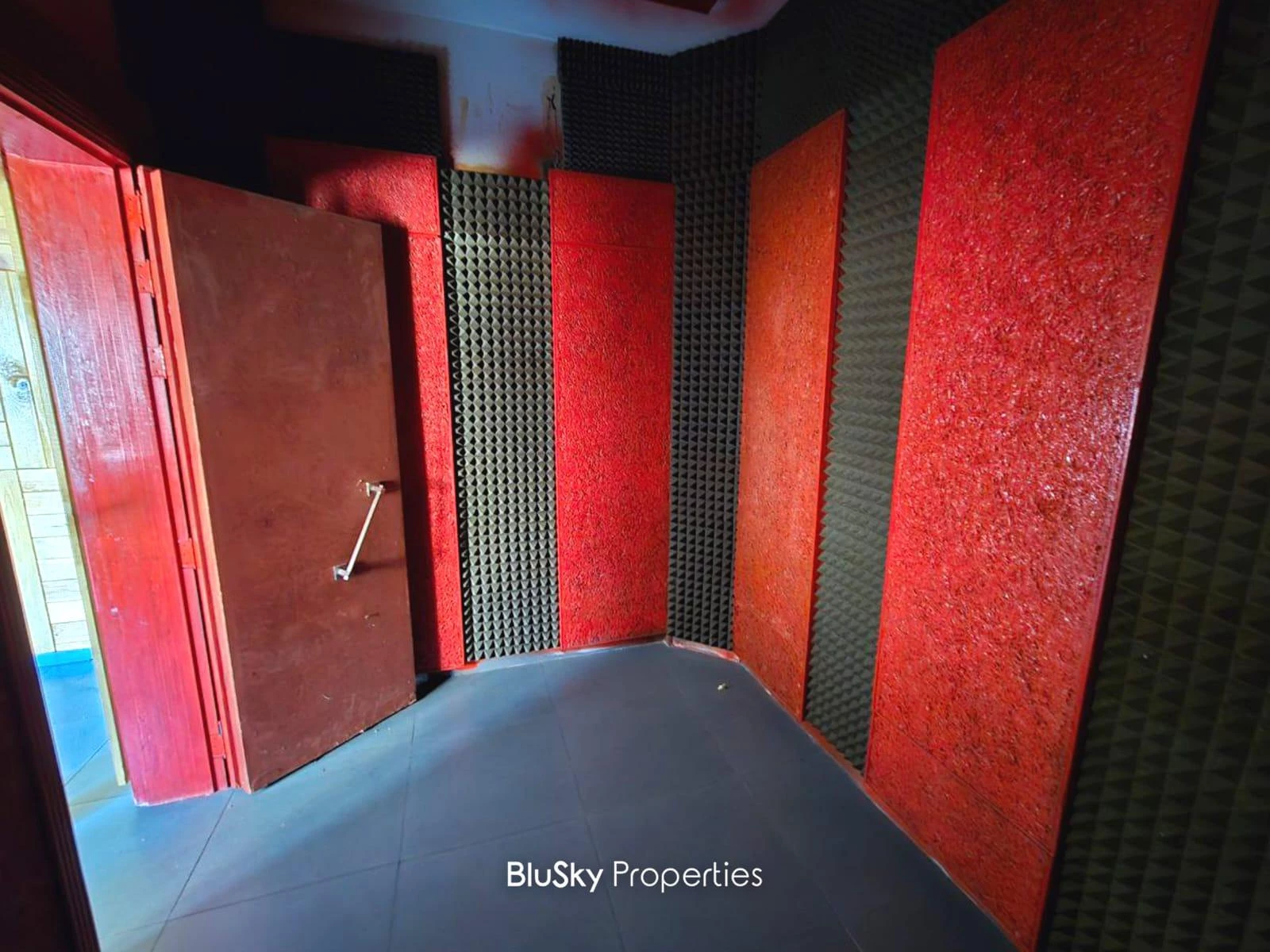 Office 60m² for Rent in Furn El Chebback — الصورة 3