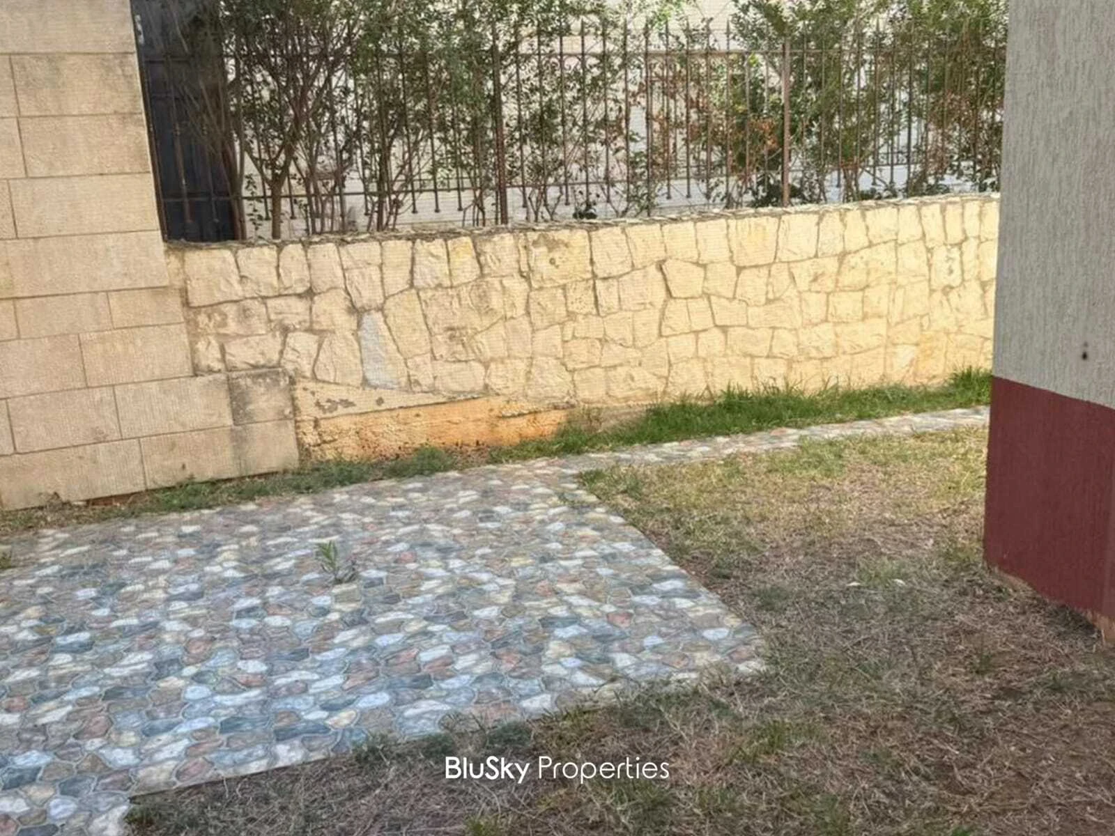 Apartment 150m² Garden for Sale in Fidar