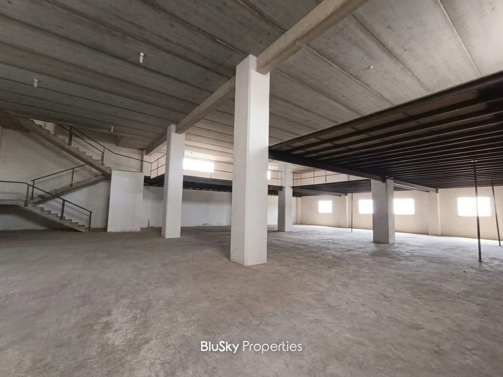 Warehouse 1,700m² for Rent in Halat