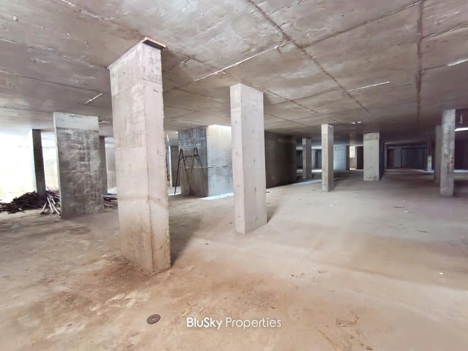 Warehouse 1,700m² for Rent in Halat