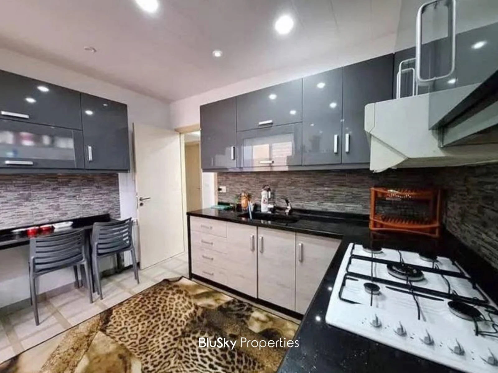 Apartment 170m² with Terrace for Sale in Halat — photo 5