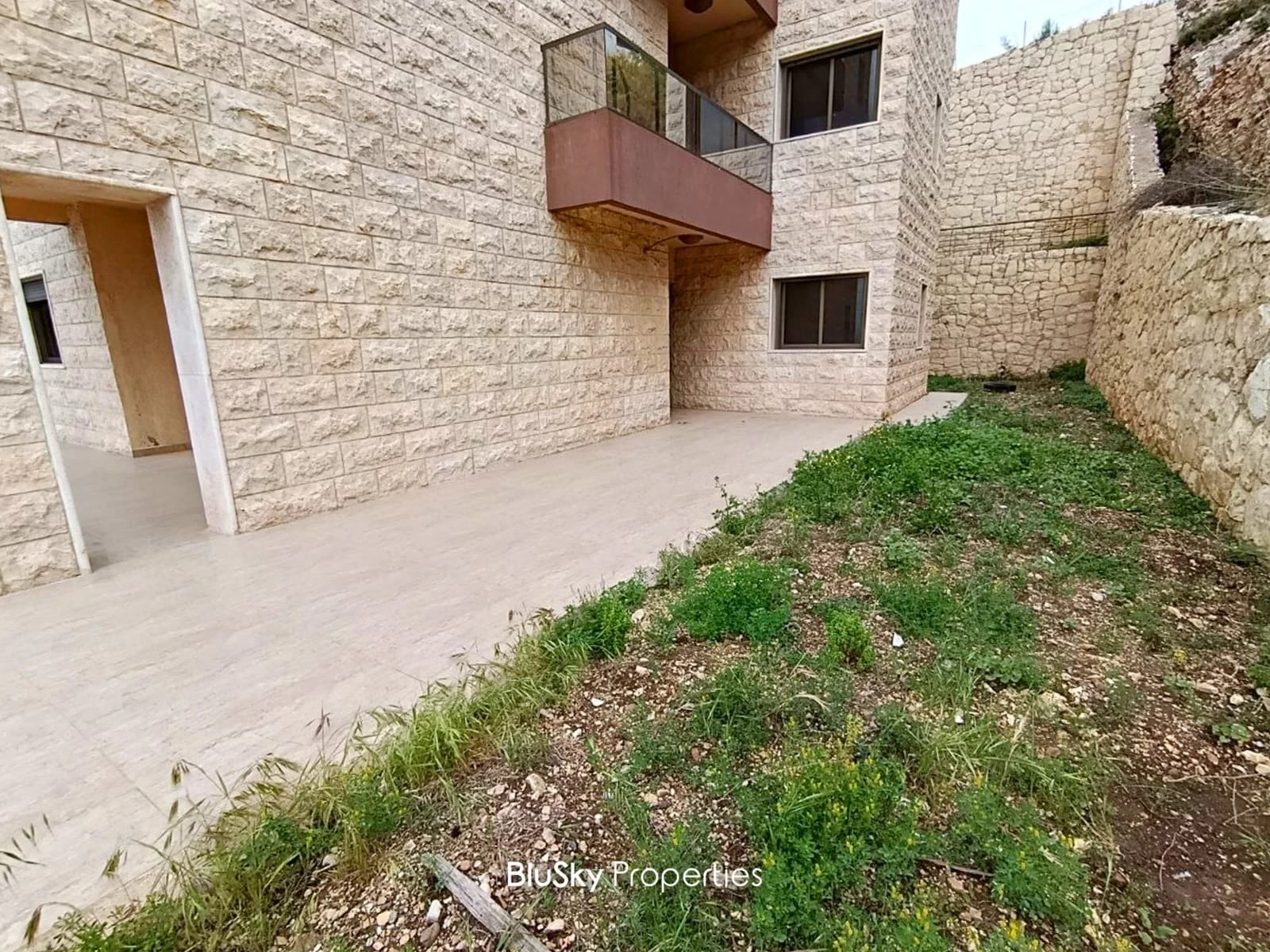 Apartment 175m² with Terrace for Sale in Halat
