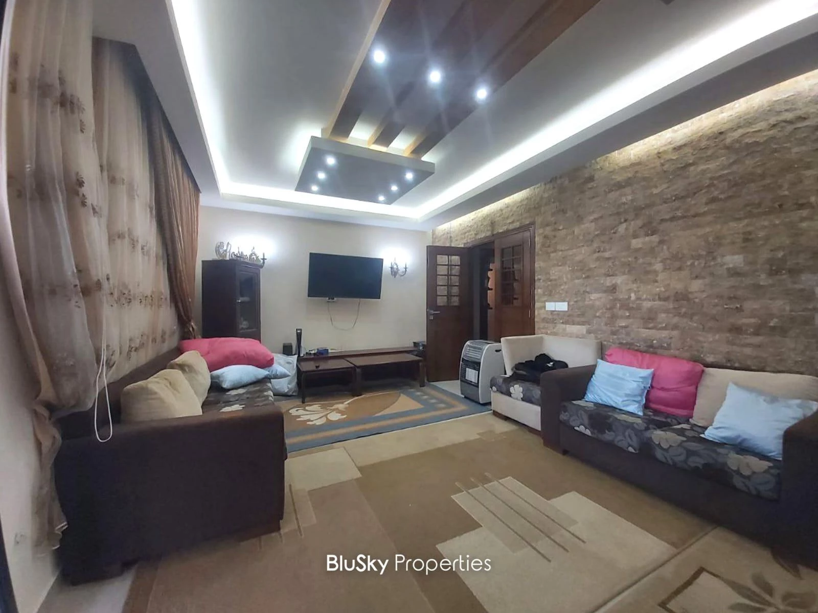 Apartment 190m² Terrace for Sale in Halat