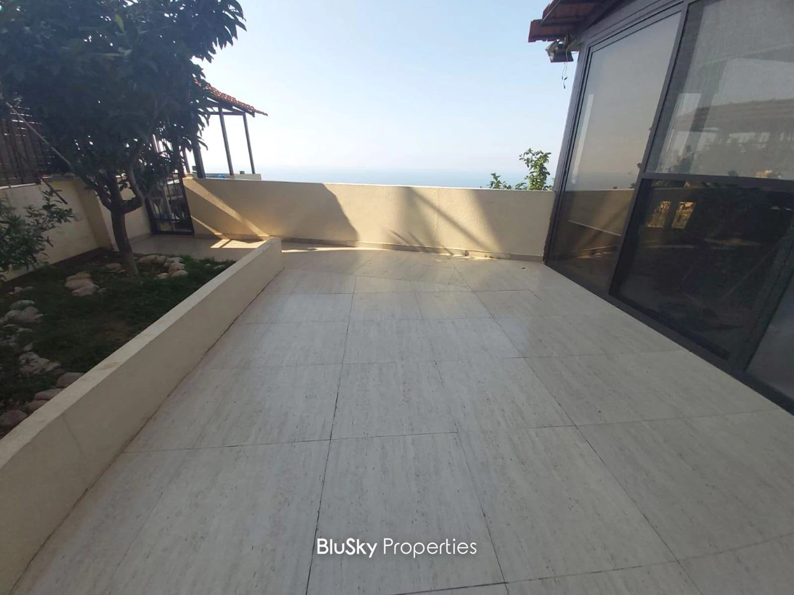 Apartment 190m² Terrace for Sale in Halat — photo 2